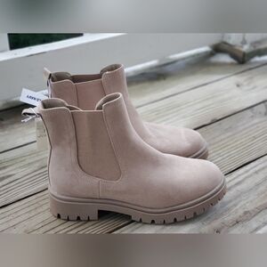 NWT Old Navy Tan Chelsea Boots